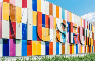 exponer en un museo